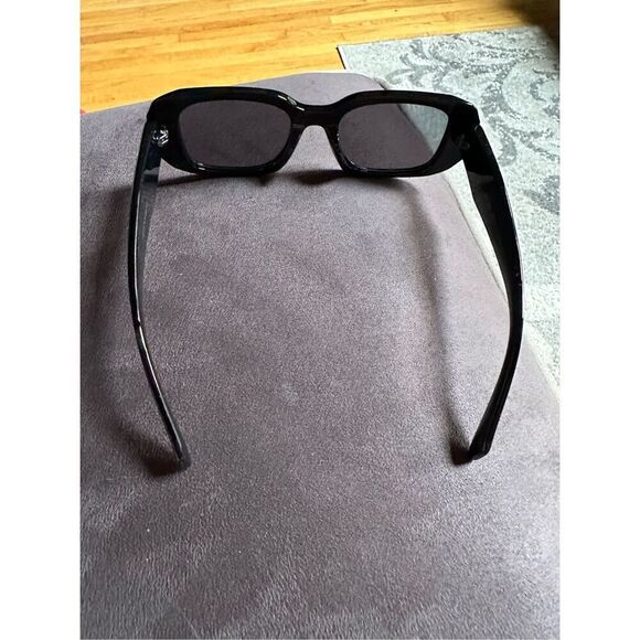 😎🔥PRADA  iconic classic sunglasses, sleek black design , And all one piece mak - Picture 14 of 15